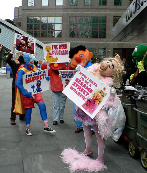 Joey Skaggs' Mobile Homeless Homes demonstration